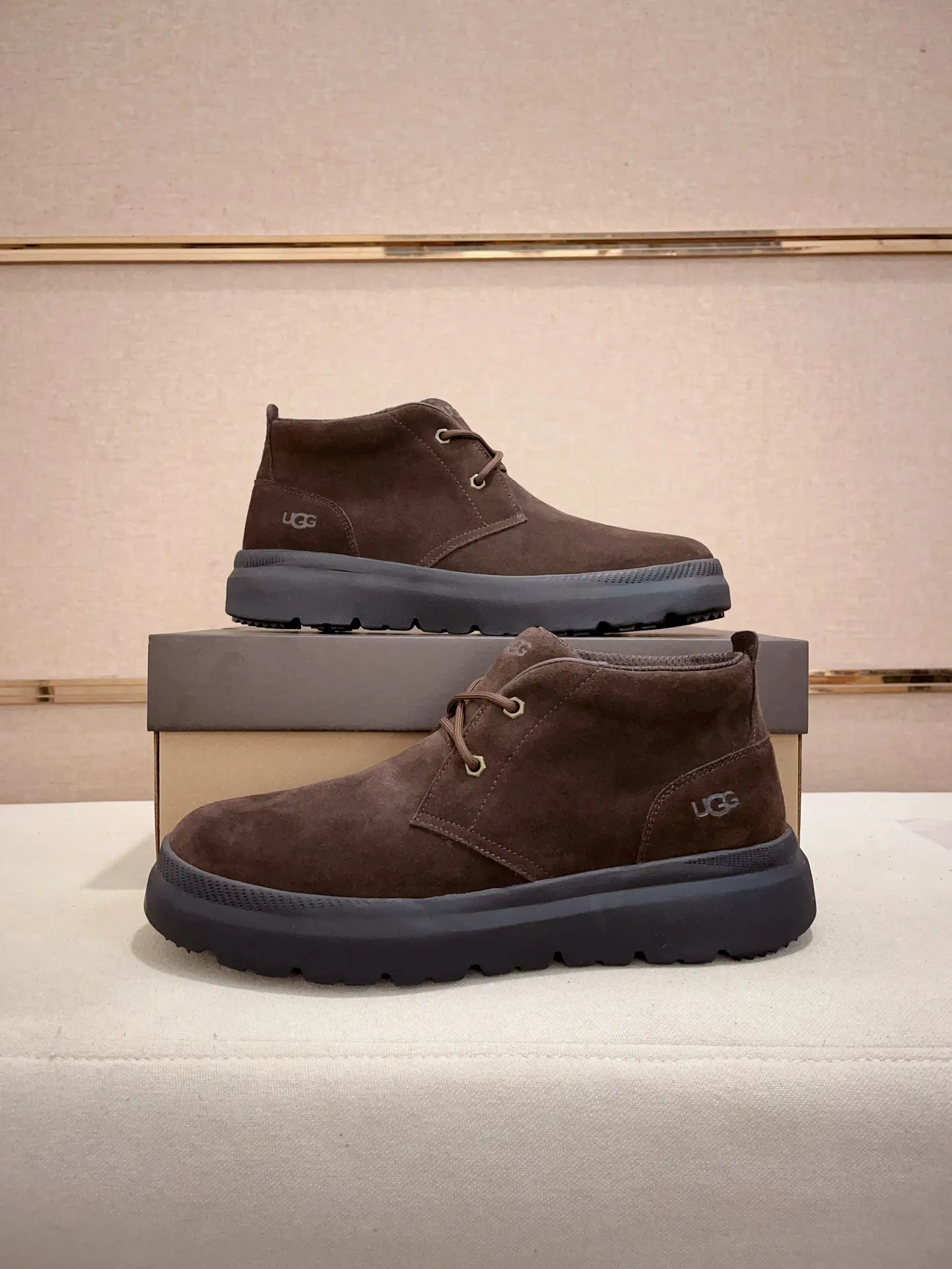 Men's shoes💰: 600💰(high-end goods) UGG❄️❄️Latest model 1:1⃣️quality, fabric: high-end quality first-layer cowhide imported from Europe. Lining: wool lining, sole: pure imported rubber foam outsole. ❤️High-end goods, fine workmanship, trendy and fashionable. The fit is very classy. If you know the goods, you will definitely not be able to refuse😍😍Code number: 41-45. Can be customized 46.47.